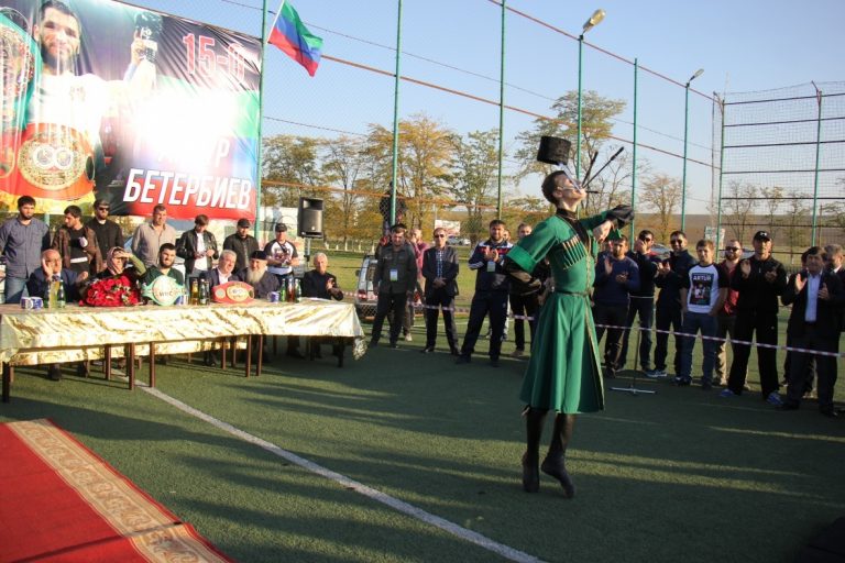 Встреча чемпиона мира А. Бетербиева